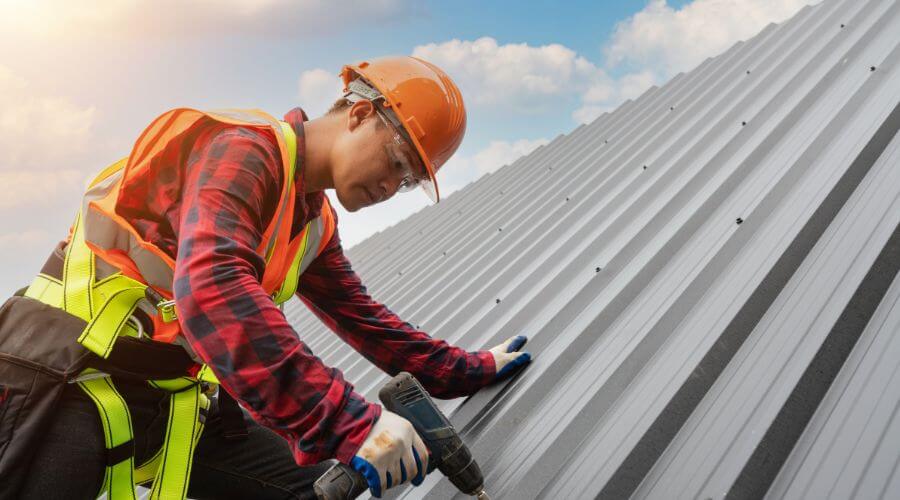 Professional gutter cleaning in Newington, CT